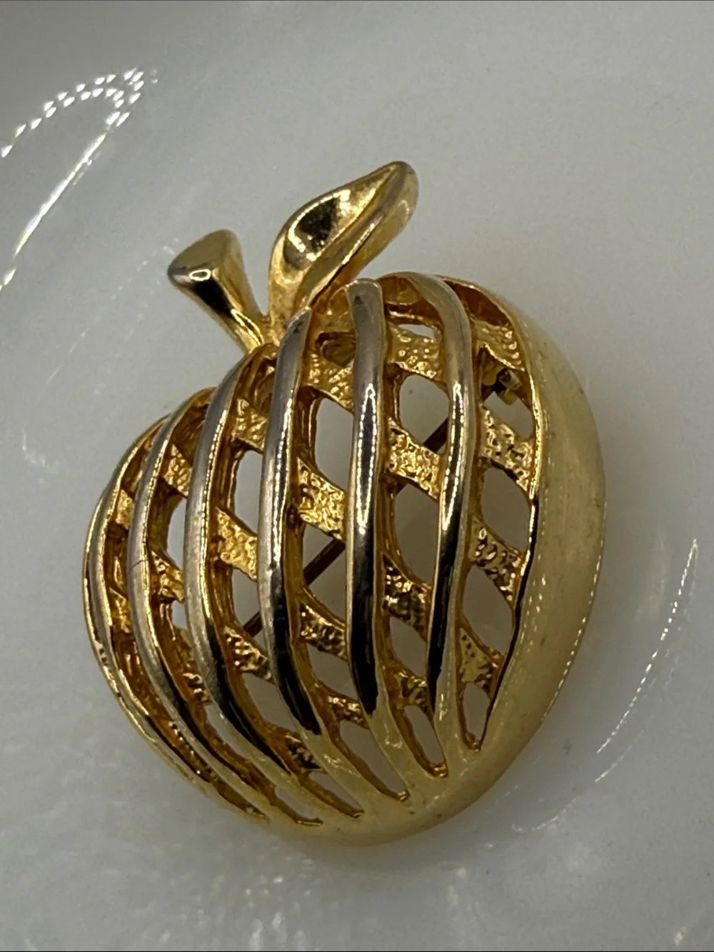 Vintage pretty Gold Tone Openwork Apple Brooch pin unsigned